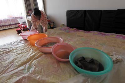 松溪楼上漏水，住户失联，小区没物管，业主维权难！律师来支招……